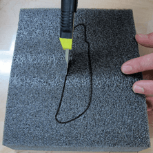 Rạch dao theo viền dụng cụ trên foam